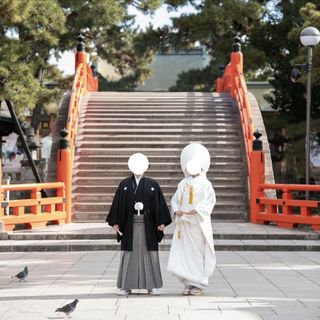 太鼓橋の前で