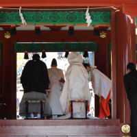 鶴岡八幡宮を正面にして新郎新婦が座ります。その両側に家族です