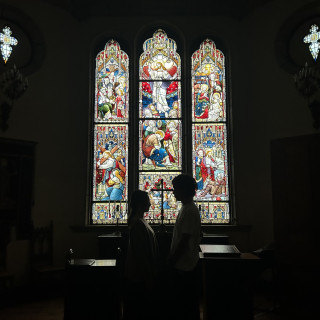 照明を消して自然光のみのチャペルも素敵