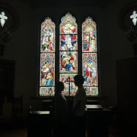 照明を消して自然光のみのチャペルも素敵