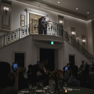 中央の階段からの入場演出