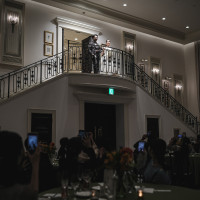 中央の階段からの入場演出