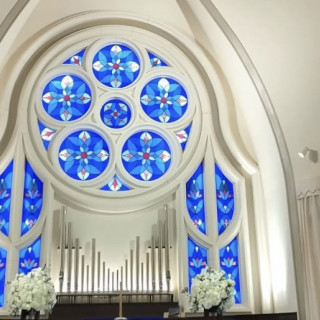 青いステンドグラスが綺麗でした。