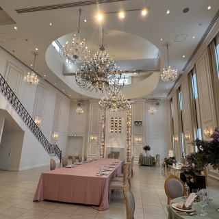 大きな階段と高い天井が特徴的です。