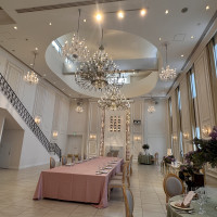 大きな階段と高い天井が特徴的です。