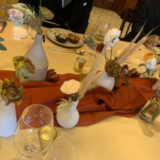 披露宴中のテーブルです。花選びなどからコーディネーターと決め