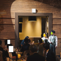 披露宴前半の入退場、最後の退場は1階の出入り口からしました。