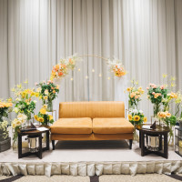 高砂の装花です。後ろの円形の枠とソファはプラス料金でした。