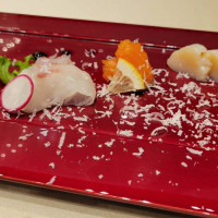 オードブル：新鮮な魚介のカルパッチョ（チーズを削る演出あり）