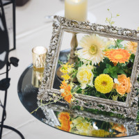 テーブル装花はカタログから選べます。テーブルナンバーは貸出。