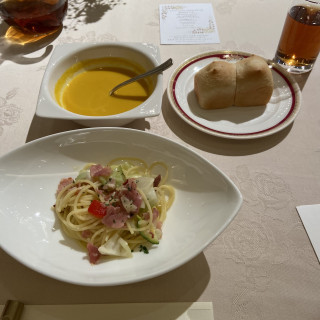 コーンスープ、パン、パスタ