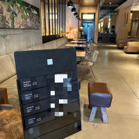 1Fラウンジ(当日式を挙げる人の名前が書いてある)