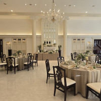 白を貴重とした披露宴会場