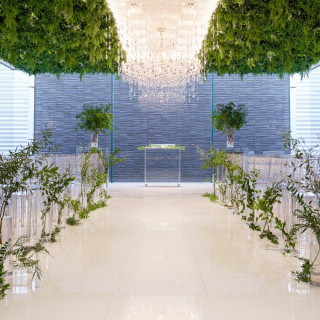 バージンロードと両側にグリーンで統一した装花です。