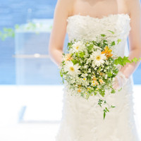 挙式会場で、ドレスとブーケを撮ってもらいました。