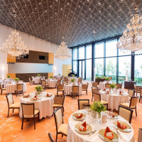 絨毯がオレンジなので、ナフキンや装花ともぴったりでした。