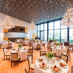 絨毯がオレンジなので、ナフキンや装花ともぴったりでした。|781733さんのNIIGATA MONOLITH ~新潟モノリス~の写真(2591802)