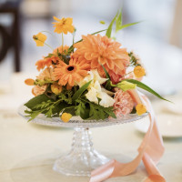 各テーブルのお花もオレンジ基調にしてもらいました