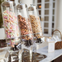 お菓子のガチャガチャを中庭に設置しました！