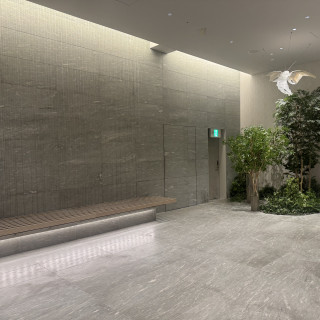 広い挙式会場の前