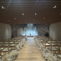 和装でも洋装でも合う広い挙式会場