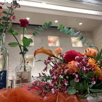 メインテーブルの前に花を置いた写真