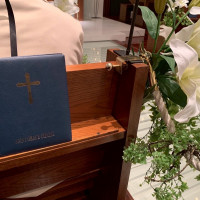 席の前に聖書のようなものが置いてある
雰囲気いい