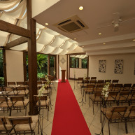 窓と天井から光が差し込む。夜でも照明がるので暗くない。