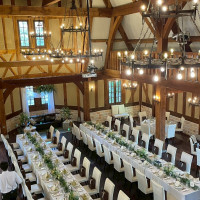 披露宴会場のテーブル装飾と高砂装飾