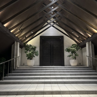 チャペル外のこちらでフラワーシャワーを行うとのことでした