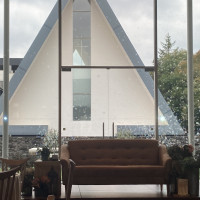 披露宴会場のバックはチャペルです！とても綺麗に写真が撮れます