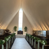 チャペルの中は白でシンプル！光が入ってきてとても綺麗です