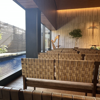 左から日差しがさして明るい雰囲気のチャペル