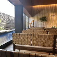 左から日差しがさして明るい雰囲気のチャペル