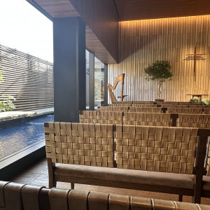 左から日差しがさして明るい雰囲気のチャペル|781786さんのTHE TENDER HOUSE(ザ テンダーハウス)の写真(2592199)