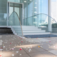 この階段付近ででフラワーシャワーとバッティングトスしました！