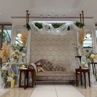 披露宴会場のソファーと装花