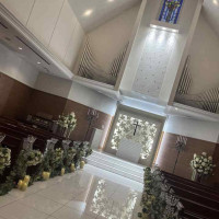 チャペル内はとても広く、綺麗な内装です。