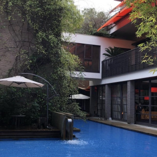 中央に大きなプールがあり披露宴会場からも見えます