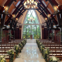 木の温かみを感じられる素敵なチャペルです
