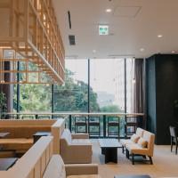 ゲストが過ごすロビーも明るく、皆さんがゆっくり座れる空間