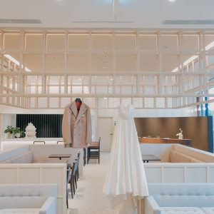 ロビーにてドレスとタキシードのショット|781883さんのBRASS BLEU 東京(ブラスブルートウキョウ)●BRASSグループの写真(2596681)