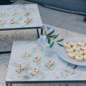 披露宴前の前にガーデンにてウェルカムビュッフェ|781883さんのBRASS BLEU 東京(ブラスブルートウキョウ)●BRASSグループの写真(2596702)