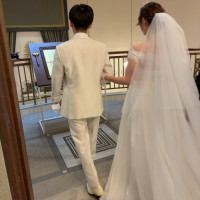 チャペルから歩いて、金のプレートに釘打ちをするシーン