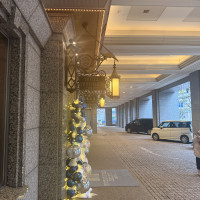 クリスマスバージョンのホテル入口