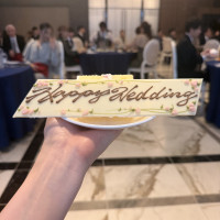 新郎新婦はケーキのチョコプレートが食べれます