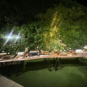 中庭に用意してくれたスイーツブュッフェの様子。|781886さんのアニヴェルセル江坂(新大阪)の写真(2593167)