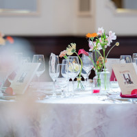 ゲストテーブルの生花はカラフルにしてもらいました。