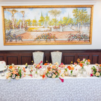 高砂の後ろには大きな絵画があります。