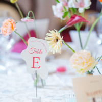 テーブルクロスは白の他にも数種類あります。